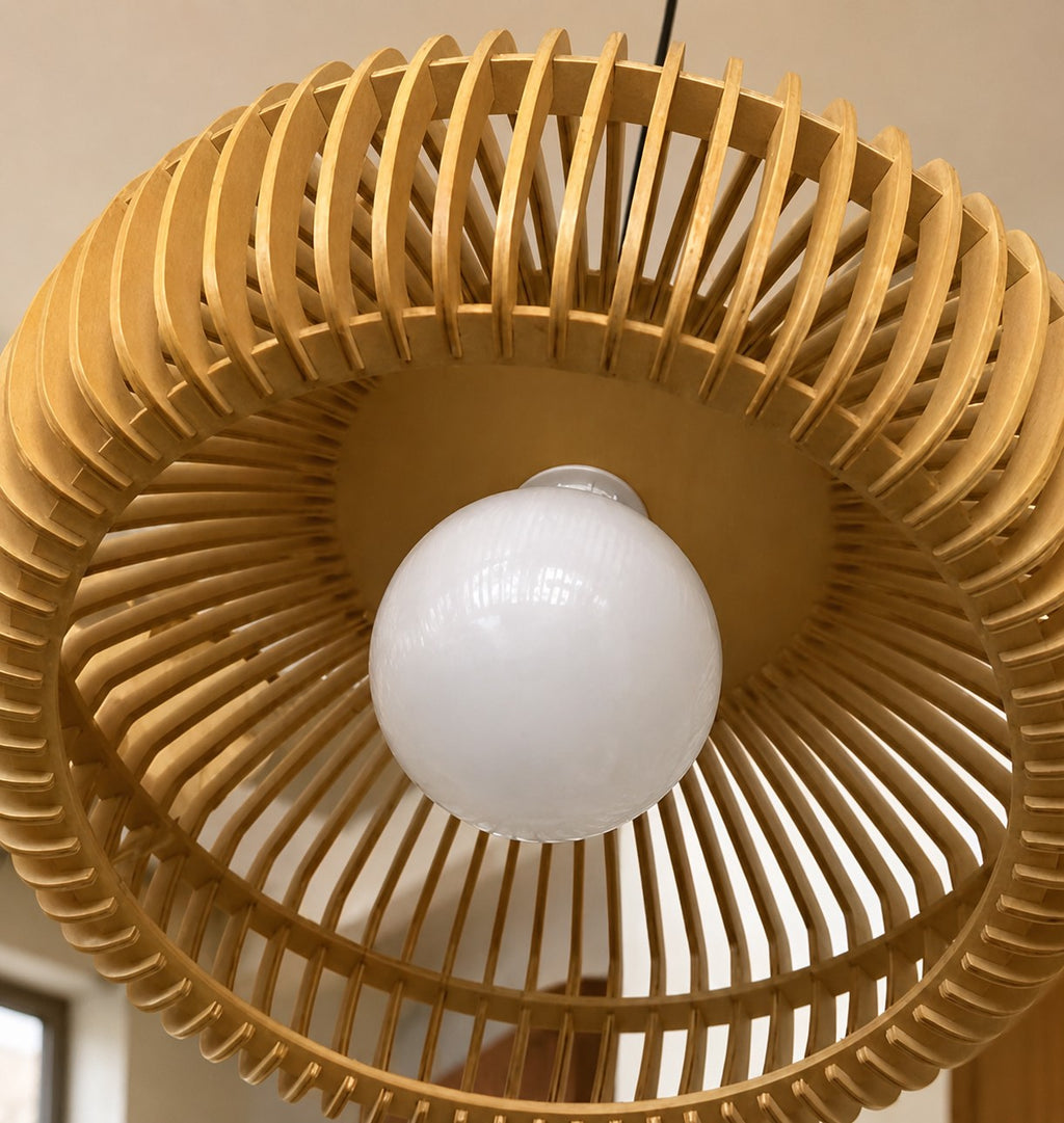 Skandinavisk pendellampe i træ til loftet, moderne minimalistisk design, LED-kompatibel | ribuella