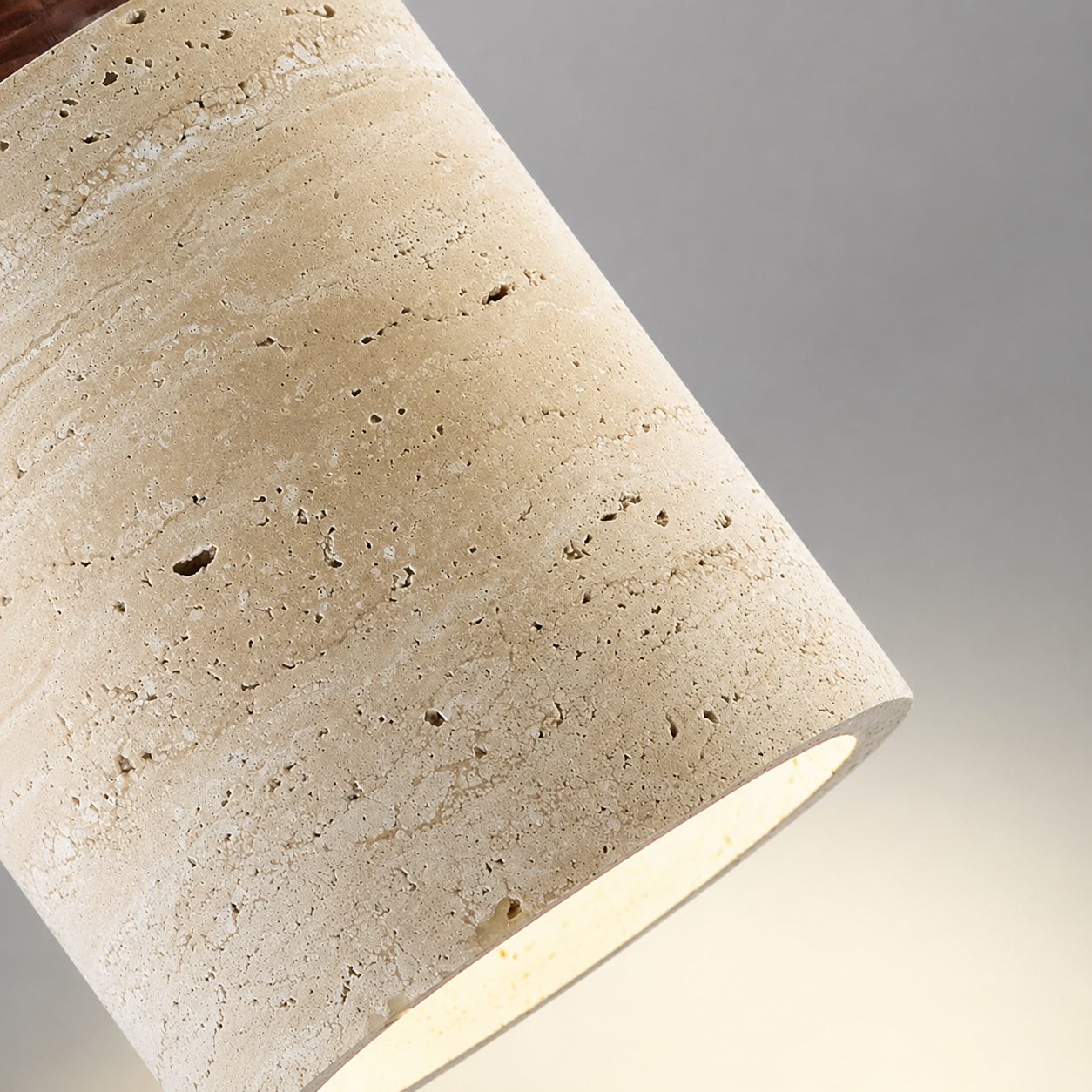 Nordisk minimalistisk pendellampe i naturlig travertinsten, ledningsmonteret, elegant belysning | ribuella