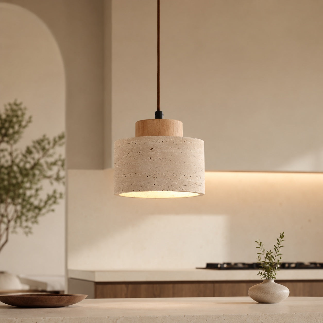 Nordisk minimalistisk pendellampe i naturlig travertinsten, ledningsmonteret, elegant belysning | ribuella