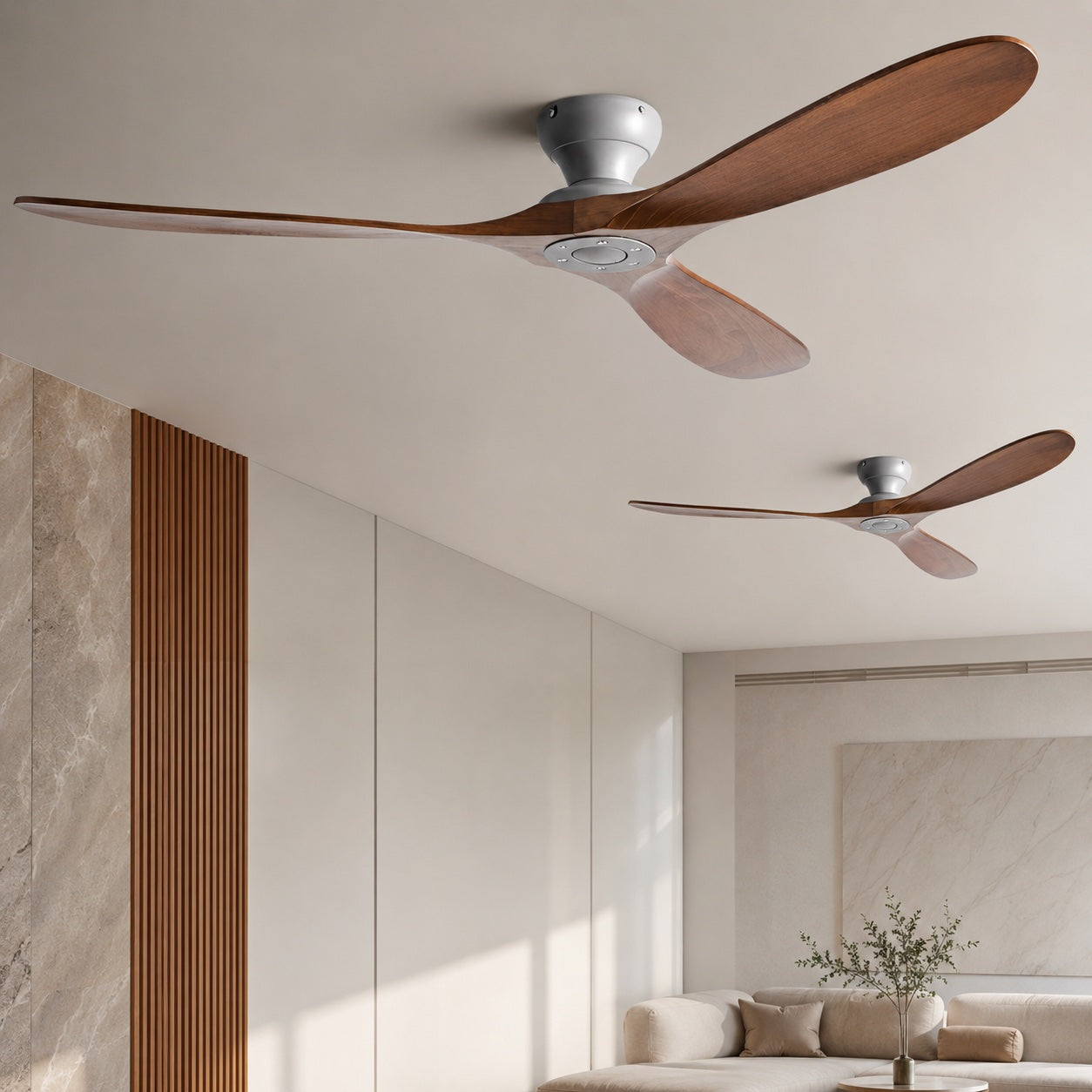 Moderner Deckenventilator mit flachem Profil, Holzflügeln, Fernbedienung und leisem Gleichstrommotor | ribuella