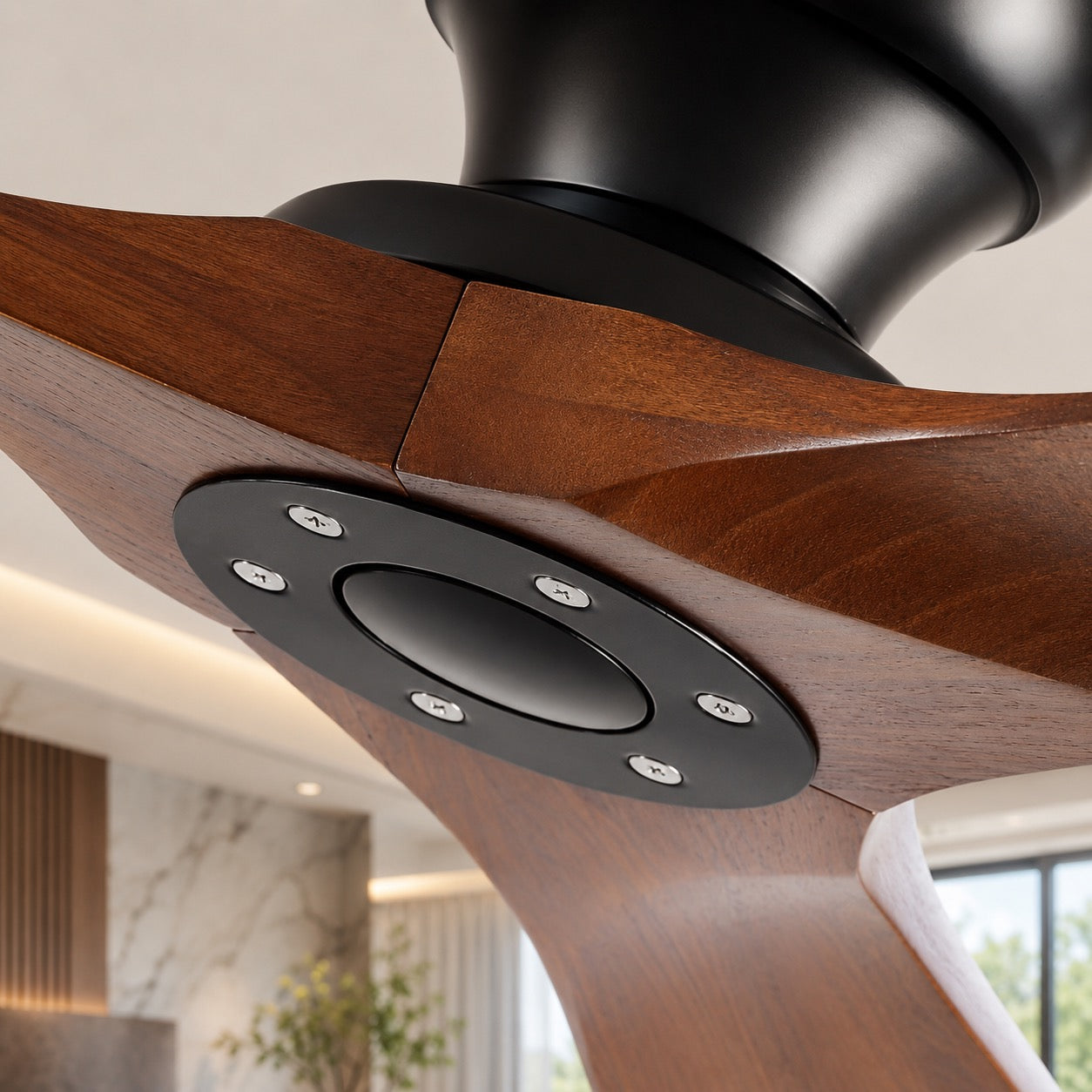 Moderner Deckenventilator mit flachem Profil, Holzflügeln, Fernbedienung und leisem Gleichstrommotor | ribuella