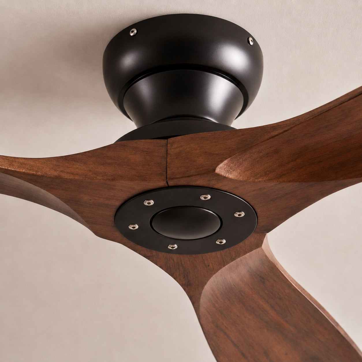 Moderner Deckenventilator mit flachem Profil, Holzflügeln, Fernbedienung und leisem Gleichstrommotor | ribuella