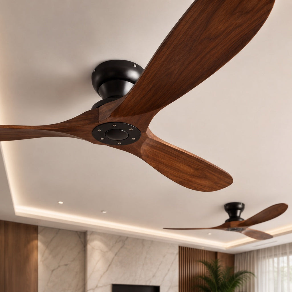 Moderner Deckenventilator mit flachem Profil, Holzflügeln, Fernbedienung und leisem Gleichstrommotor | ribuella