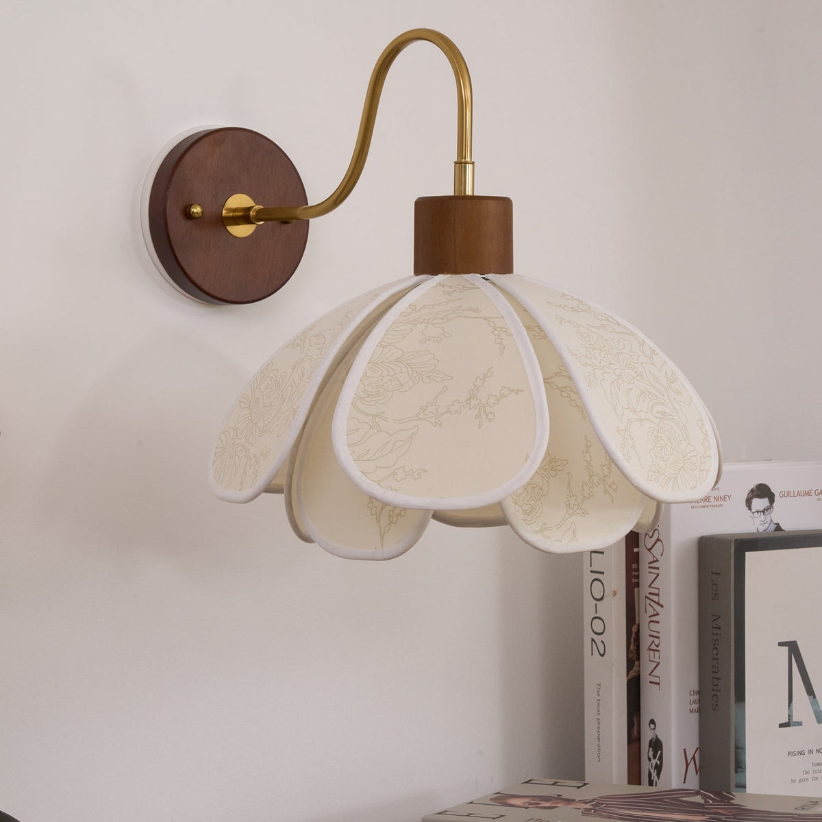 Kwiatowa drewniano-tkaninowa lampa ścienna Yuki z rzeźbionym abażurem