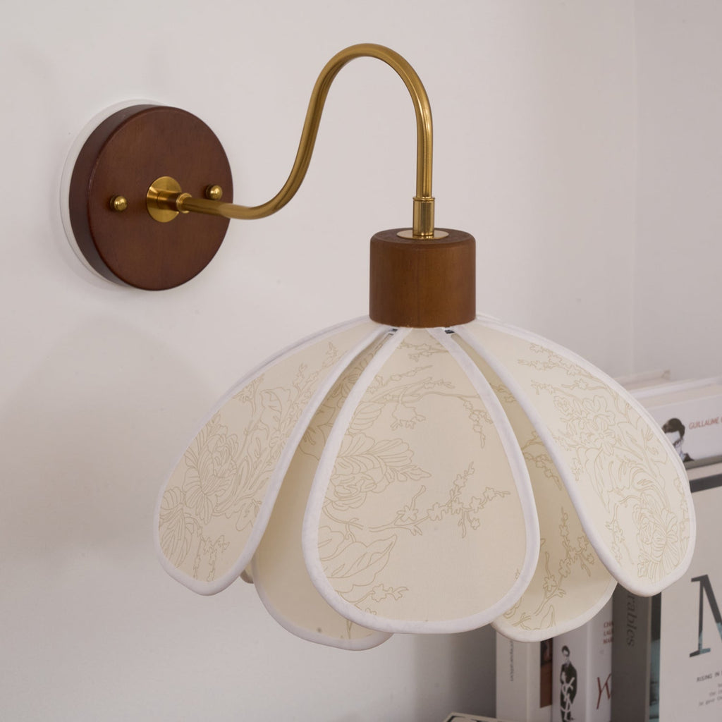 Kwiatowa drewniano-tkaninowa lampa ścienna Yuki z rzeźbionym abażurem