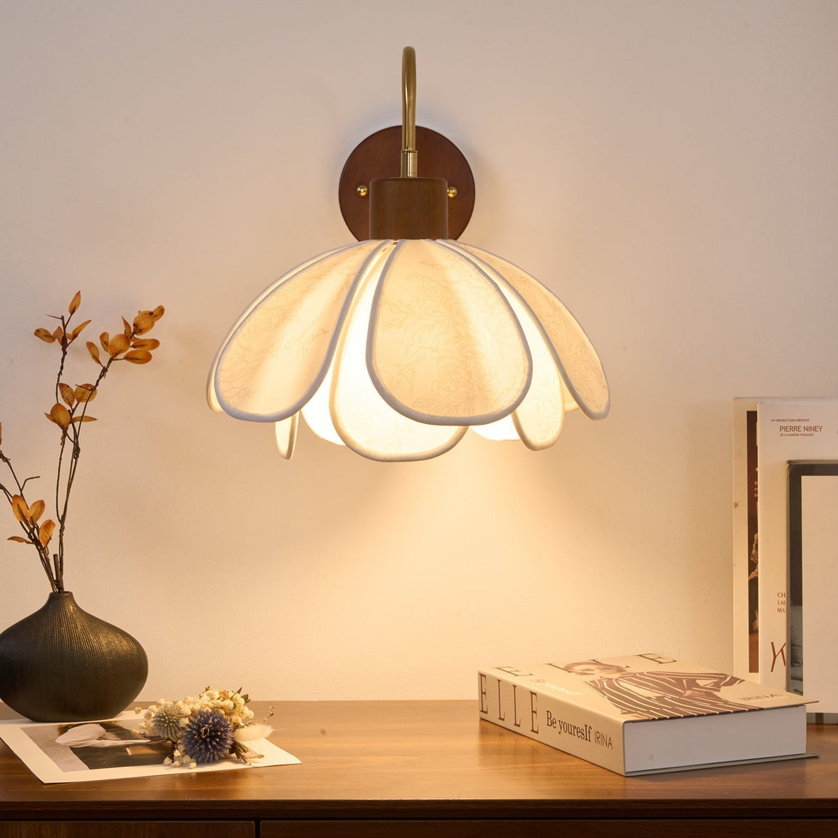 Kwiatowa drewniano-tkaninowa lampa ścienna Yuki z rzeźbionym abażurem