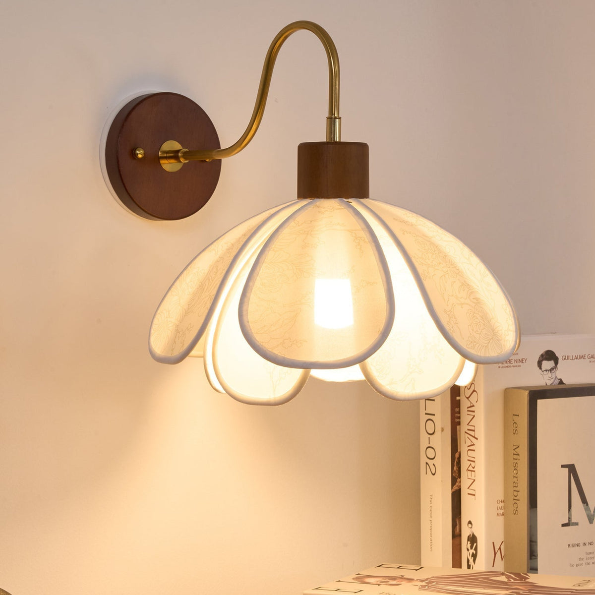Kwiatowa drewniano-tkaninowa lampa ścienna Yuki z rzeźbionym abażurem