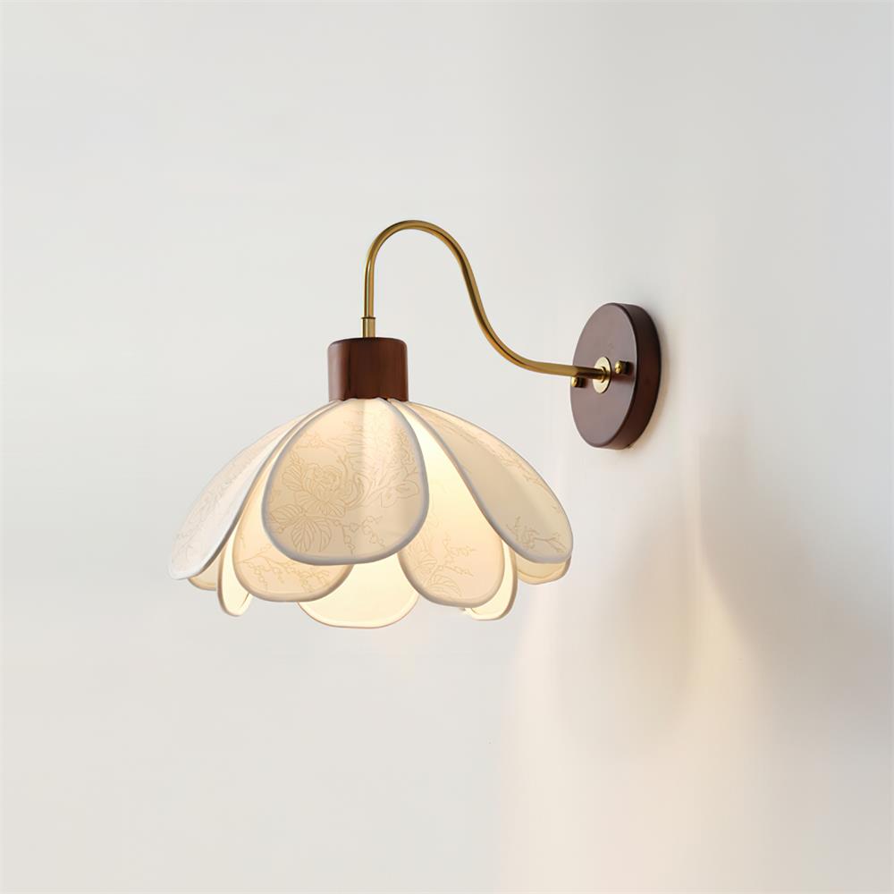 Kwiatowa drewniano-tkaninowa lampa ścienna Yuki z rzeźbionym abażurem