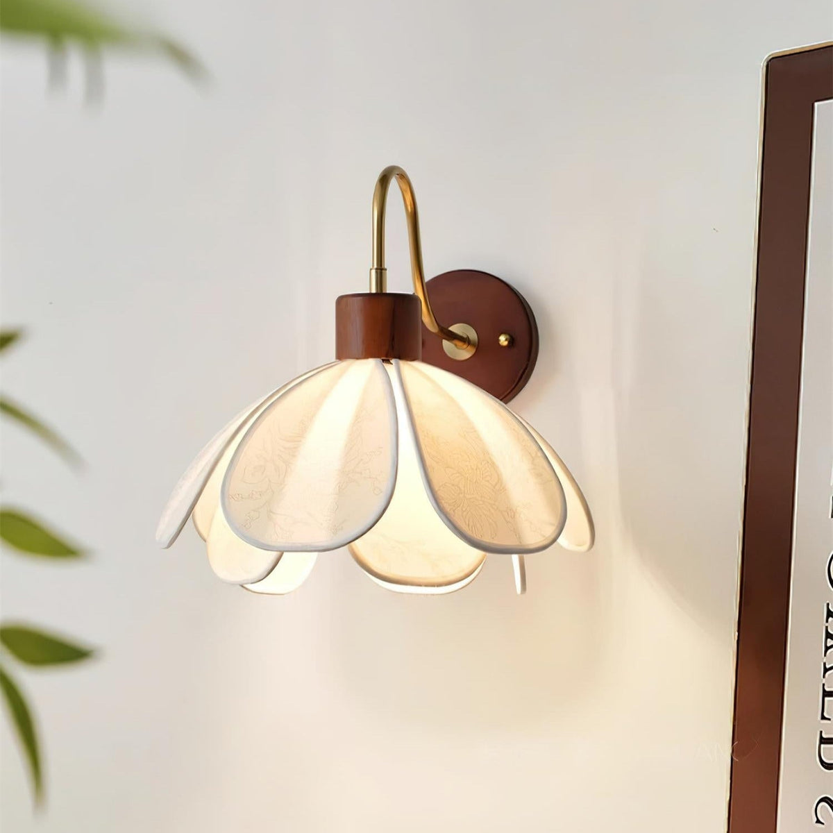 Kwiatowa drewniano-tkaninowa lampa ścienna Yuki z rzeźbionym abażurem