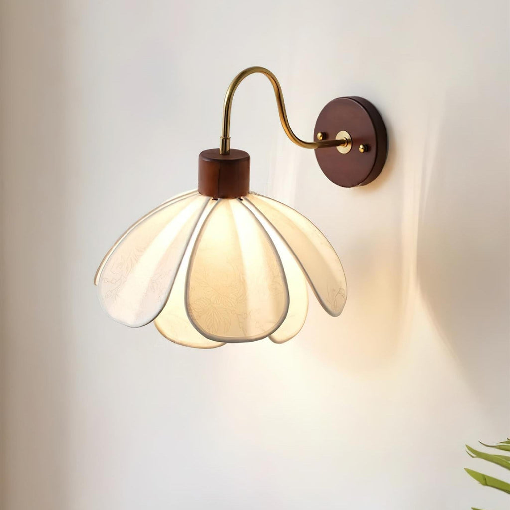 Kwiatowa drewniano-tkaninowa lampa ścienna Yuki z rzeźbionym abażurem