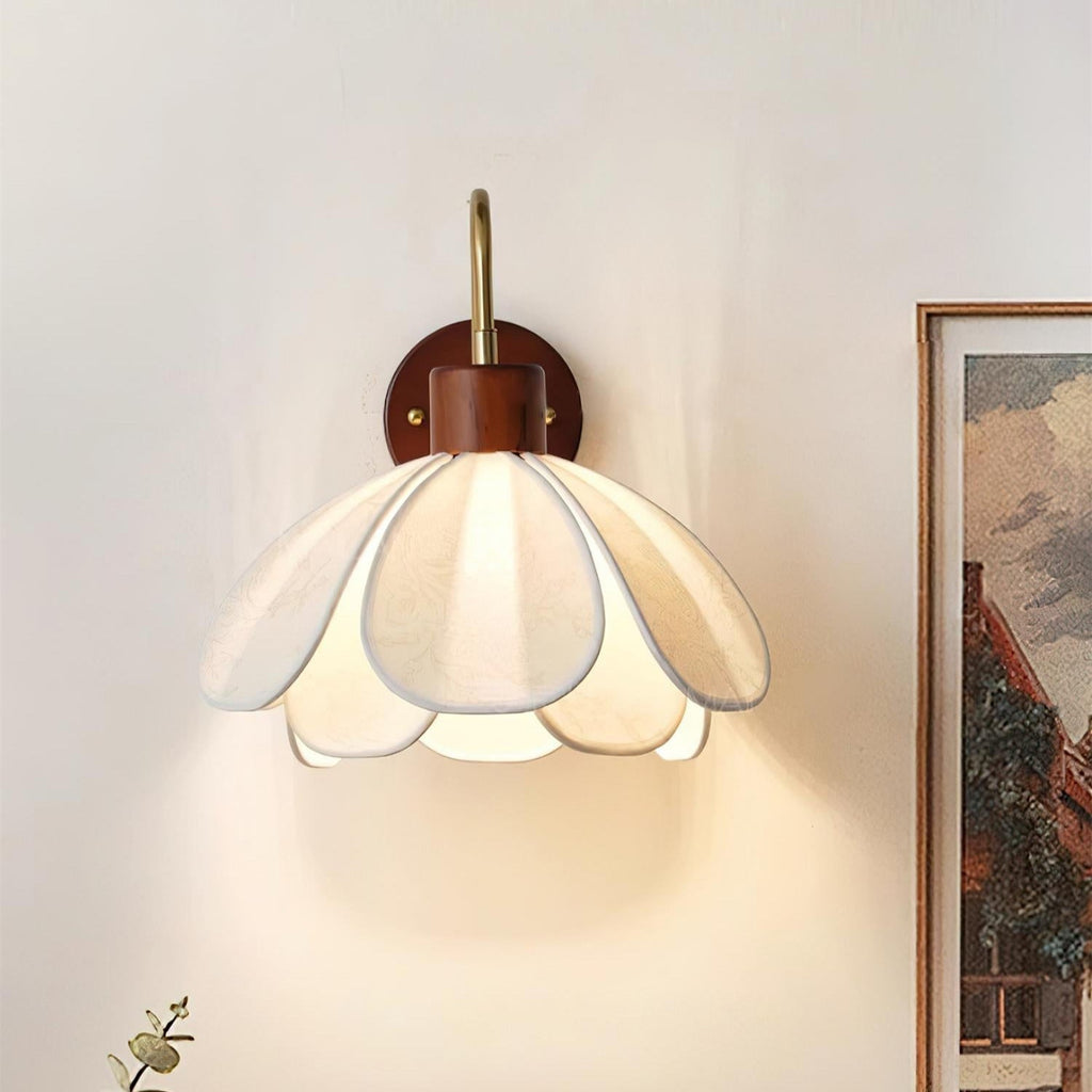 Kwiatowa drewniano-tkaninowa lampa ścienna Yuki z rzeźbionym abażurem