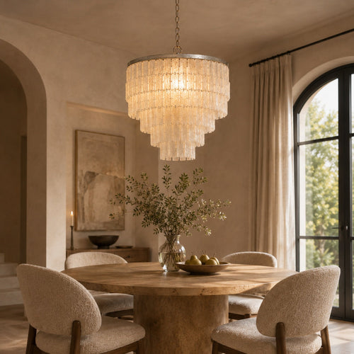 Candeeiro de lustre suspenso de estilo costeiro com armação metálica ajustável e painéis de concha natural para uma iluminação suave | ribuella