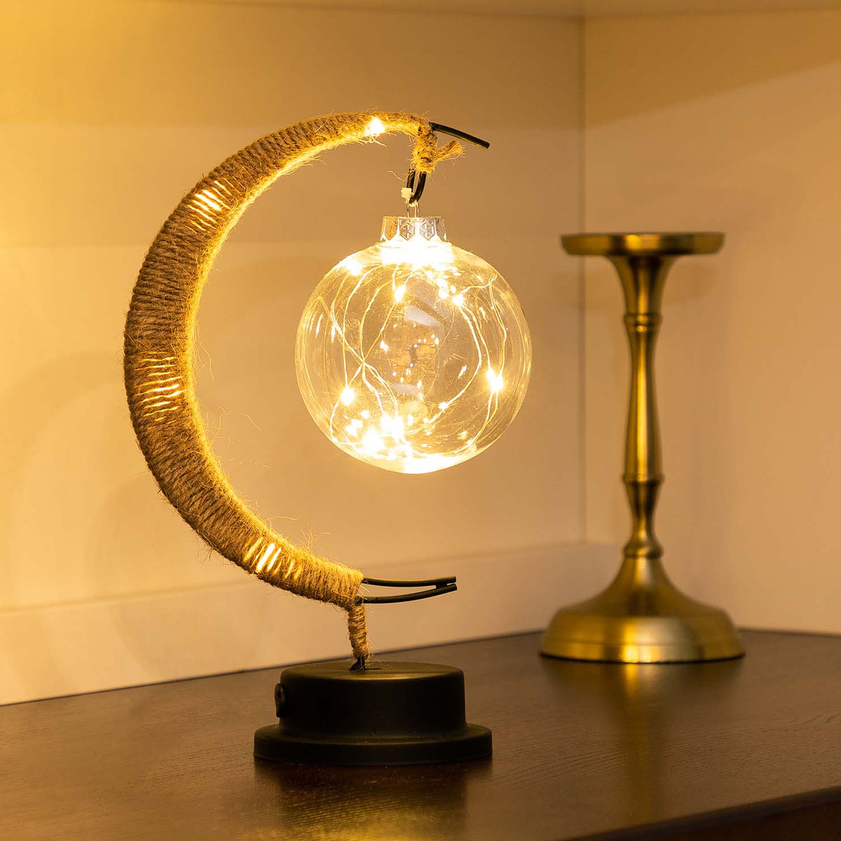 Dekorativ bordlampe med stemningsfuldt måneskær og blødt, lysende design