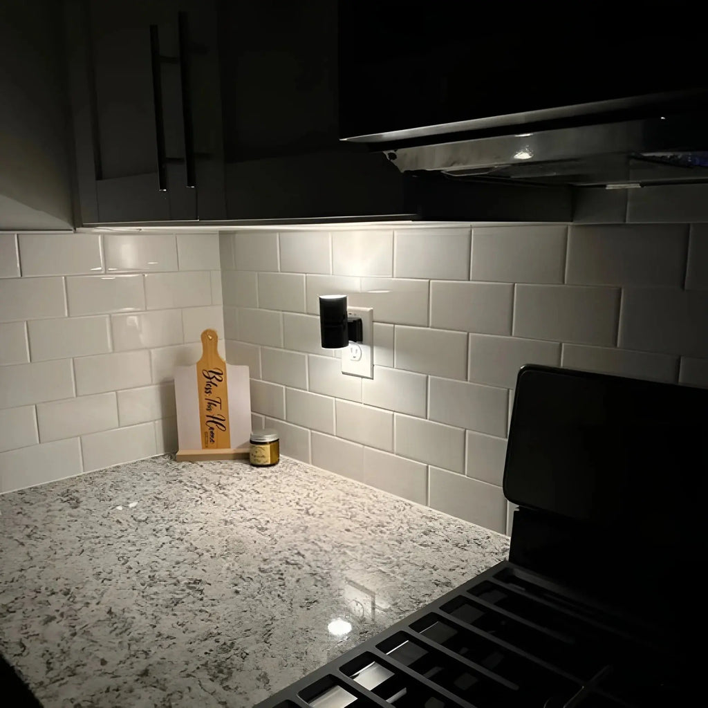Luz nocturna LED regulable con control giratorio – Luz blanca cálida, enchufable | ribuella