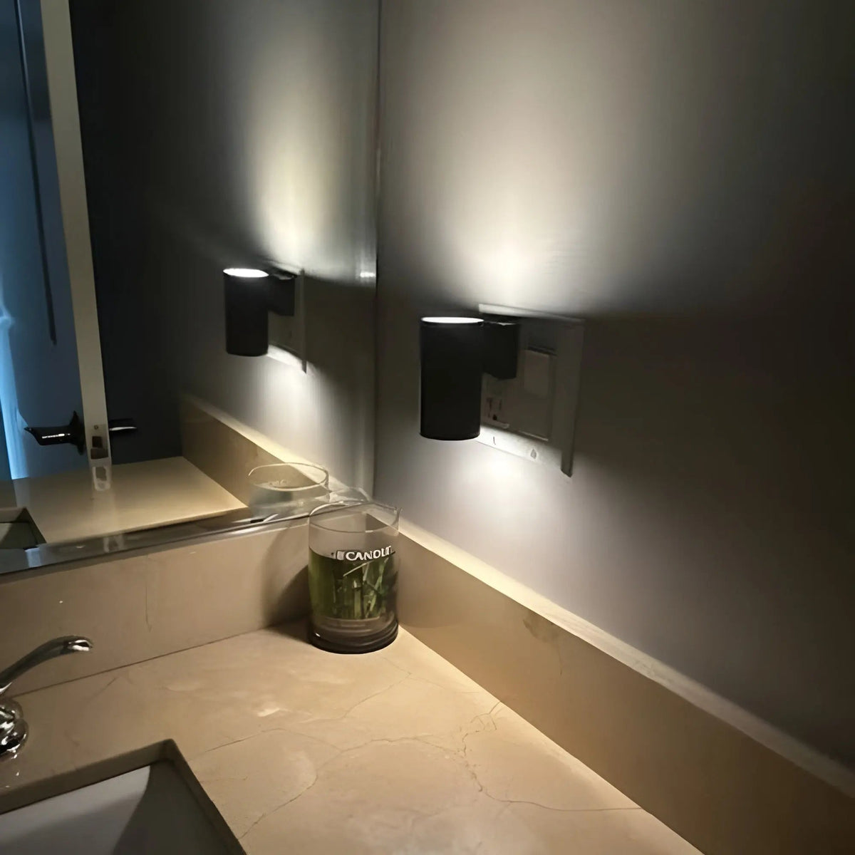 Luz nocturna LED regulable con control giratorio – Luz blanca cálida, enchufable | ribuella
