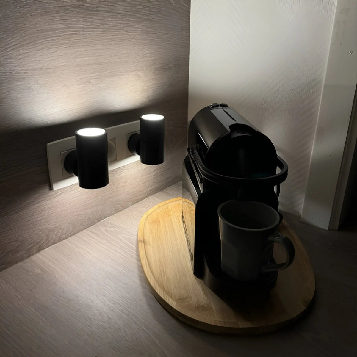 Luz nocturna LED regulable con control giratorio – Luz blanca cálida, enchufable | ribuella