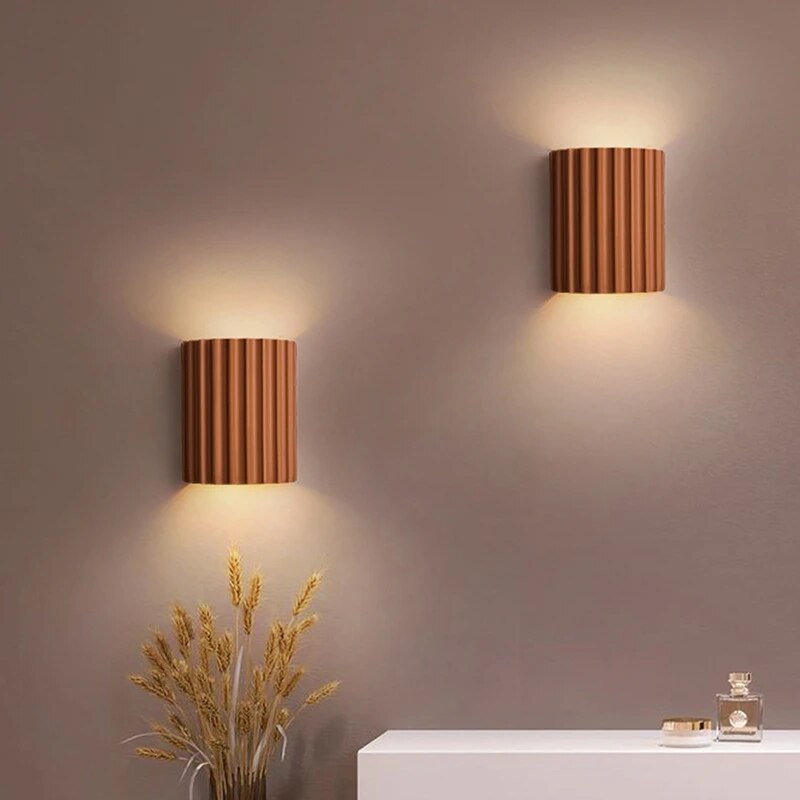 Nowoczesna prążkowana lampa ścienna, równomierne światło skierowane w górę i w dół