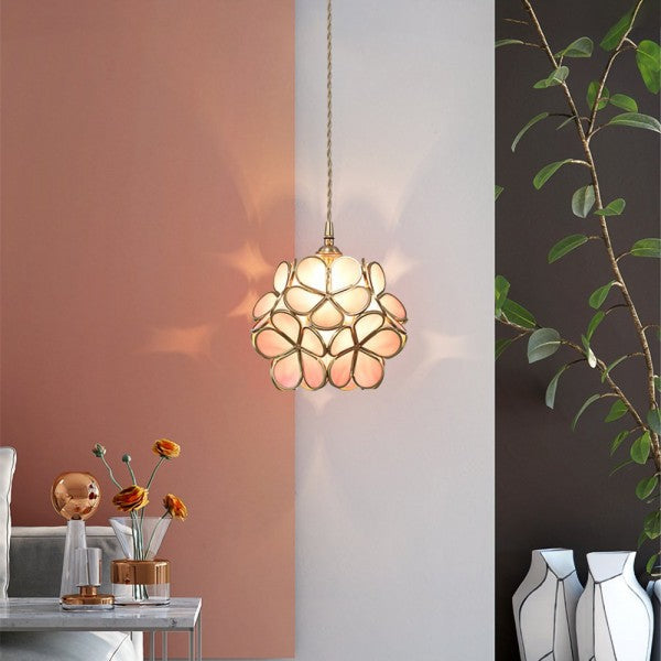 Szklana lampa wisząca Aurelian z płatkami — wzornictwo inspirowane stylem vintage
