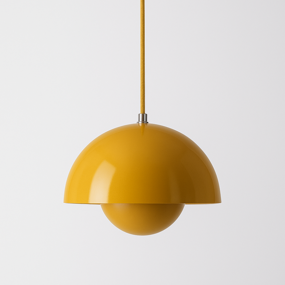 Pendellampe i nordisk stil med halvmåneform, markant farvet loftslampe