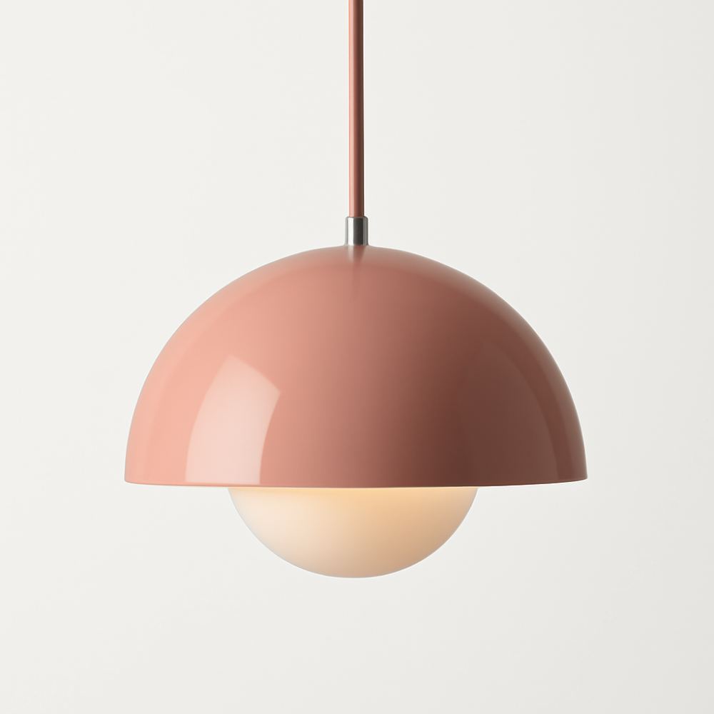 Pendellampe i nordisk stil med halvmåneform, markant farvet loftslampe