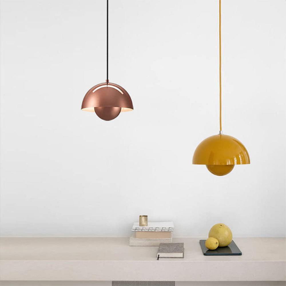Pendellampe i nordisk stil med halvmåneform, markant farvet loftslampe