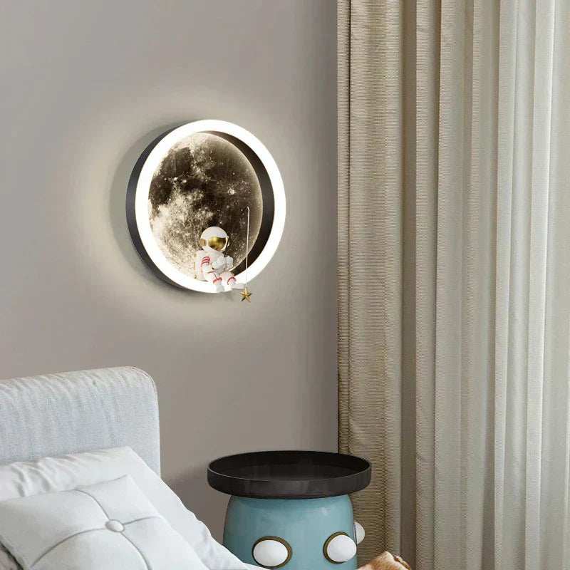 Applique murale LED Lunara en forme d’astronaute, douce lueur lunaire