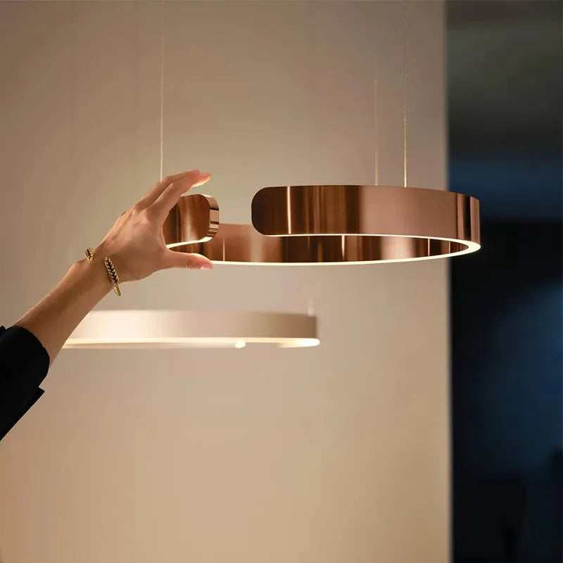 Candeeiro suspenso LED Arisha contemporâneo, design geométrico