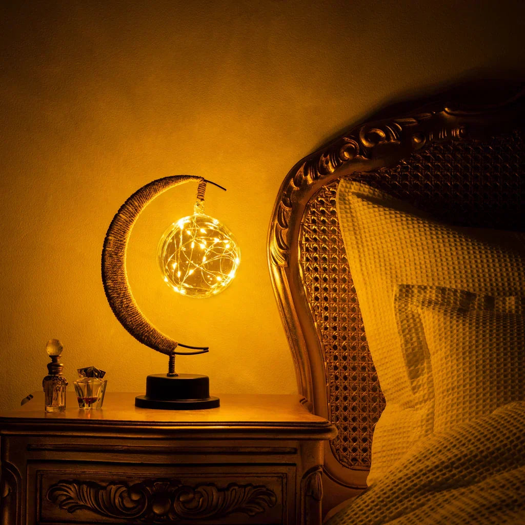 Dekorativ bordlampe med stemningsfuldt måneskær og blødt, lysende design