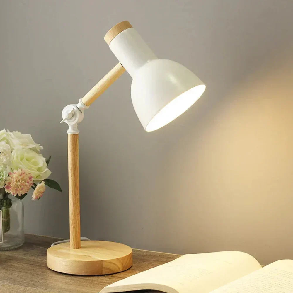 Moderne nordisk skrivebordslampe med svingarm, fleksibel hals, vippbar skjerm, kompakt