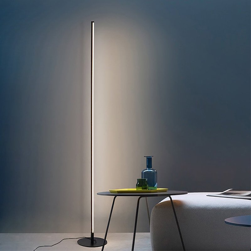 LumaNova schlanke LED-Stehlampe mit Fernbedienung und Dimmfunktion, Schwarz, Gold, Weiß