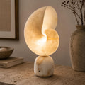 Moderne Alabaster-Tischlampe mit Touch-Steuerung, USB-Ladefunktion und einstellbarer Helligkeit für den Einsatz am Bett | ribuella