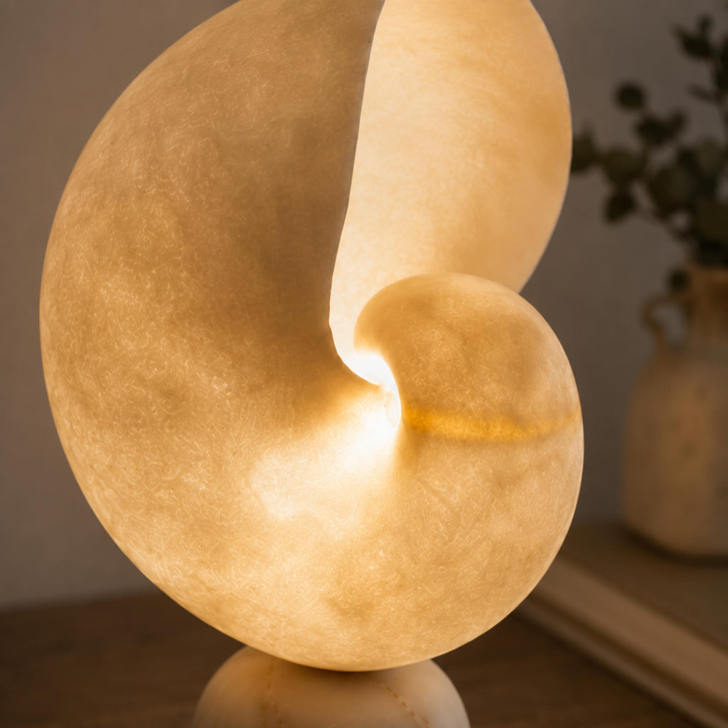 Moderne Alabaster-Tischlampe mit Touch-Steuerung, USB-Ladefunktion und einstellbarer Helligkeit für den Einsatz am Bett | ribuella