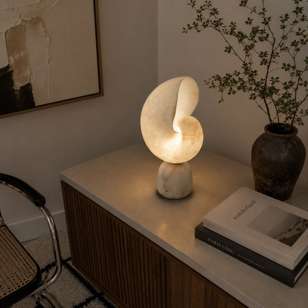 Moderne Alabaster-Tischlampe mit Touch-Steuerung, USB-Ladefunktion und einstellbarer Helligkeit für den Einsatz am Bett | ribuella