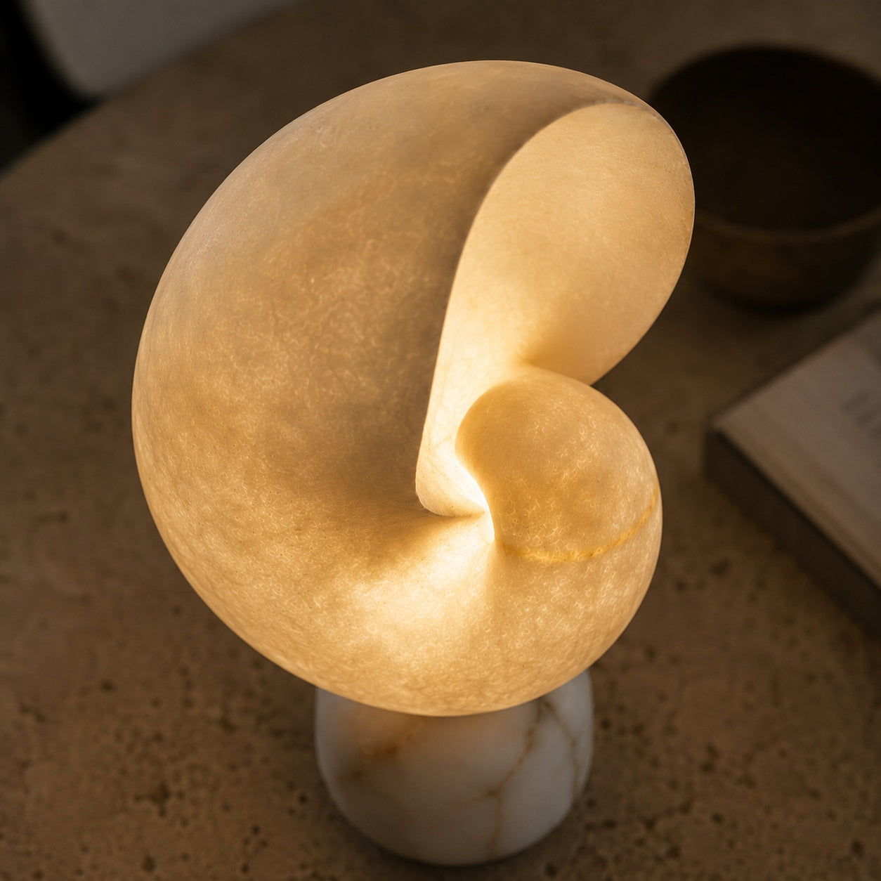 Moderne Alabaster-Tischlampe mit Touch-Steuerung, USB-Ladefunktion und einstellbarer Helligkeit für den Einsatz am Bett | ribuella