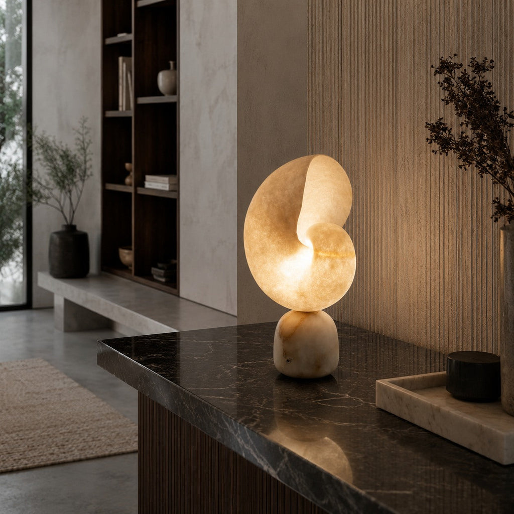 Moderne Alabaster-Tischlampe mit Touch-Steuerung, USB-Ladefunktion und einstellbarer Helligkeit für den Einsatz am Bett | ribuella