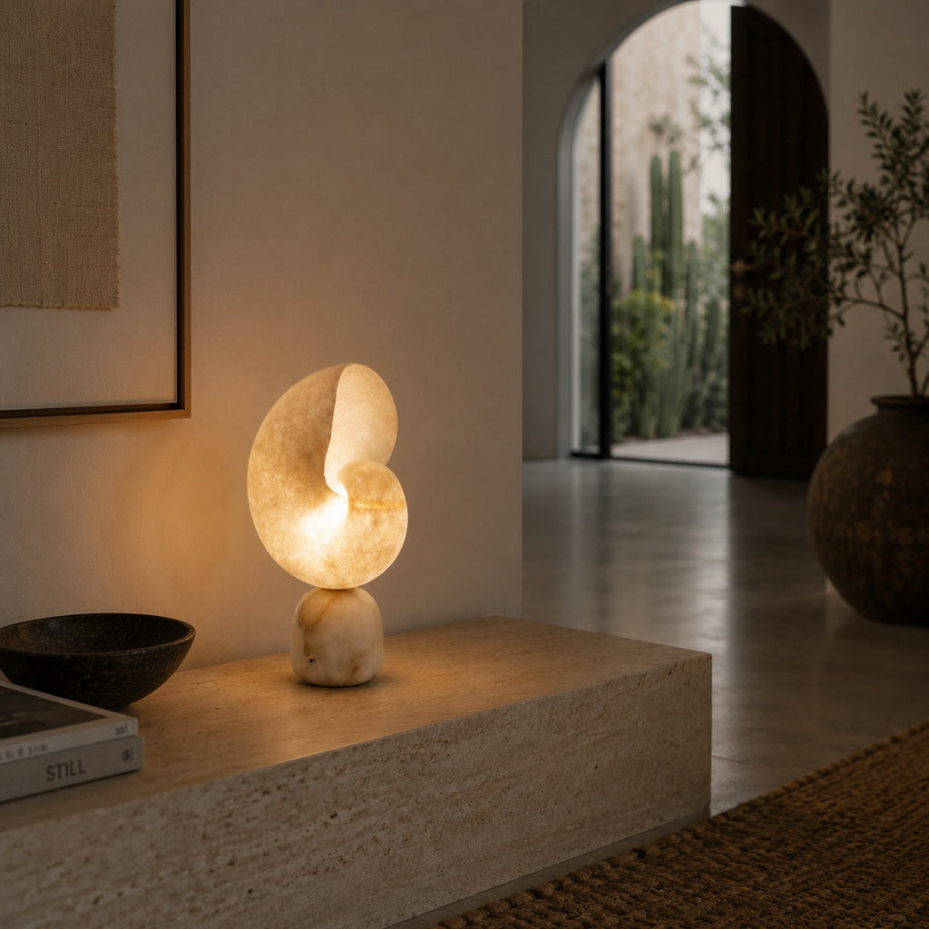 Moderne Alabaster-Tischlampe mit Touch-Steuerung, USB-Ladefunktion und einstellbarer Helligkeit für den Einsatz am Bett | ribuella