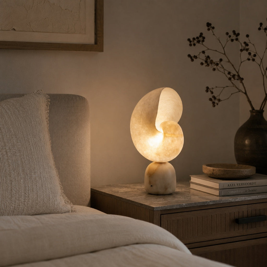 Moderne Alabaster-Tischlampe mit Touch-Steuerung, USB-Ladefunktion und einstellbarer Helligkeit für den Einsatz am Bett | ribuella