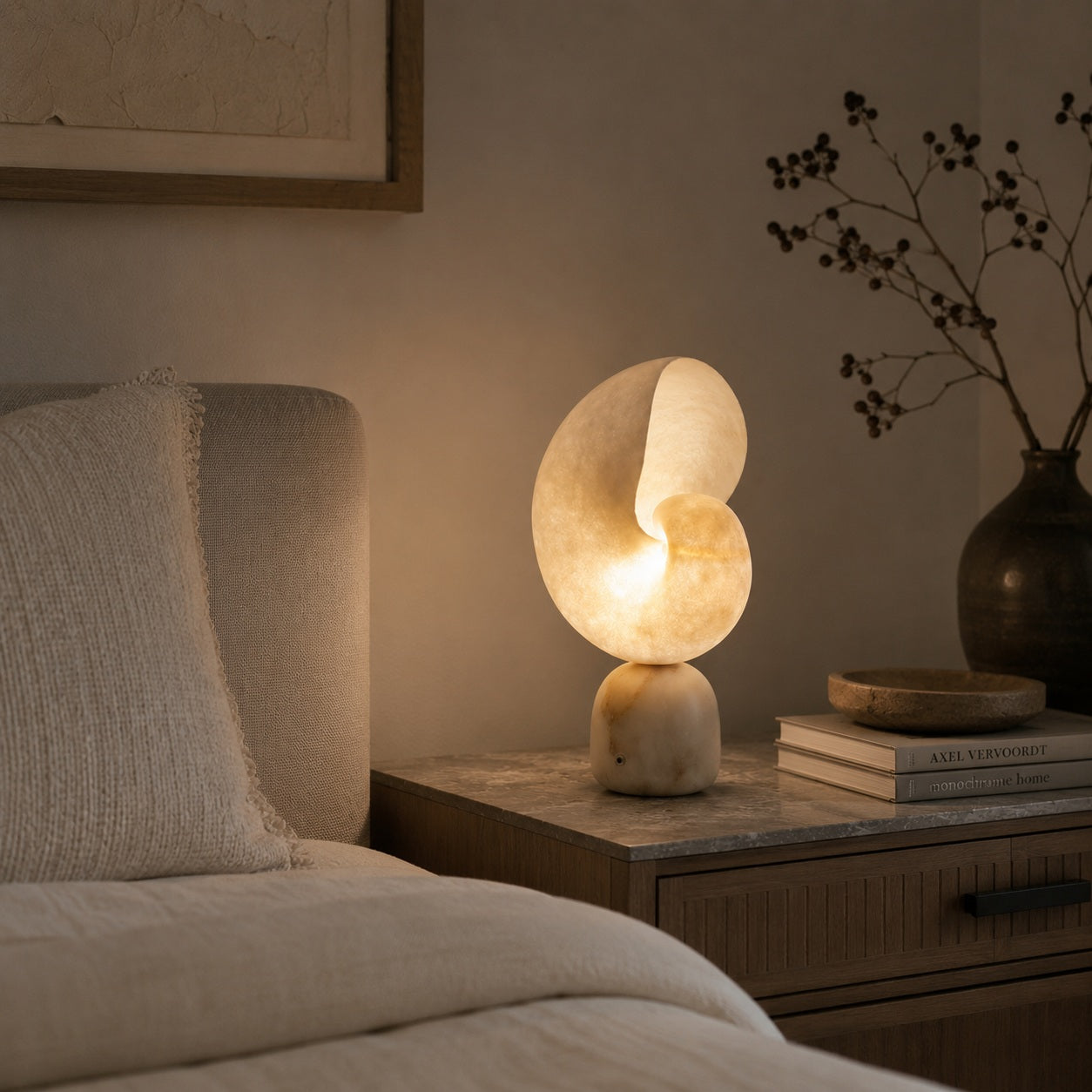 Moderne Alabaster-Tischlampe mit Touch-Steuerung, USB-Ladefunktion und einstellbarer Helligkeit für den Einsatz am Bett | ribuella