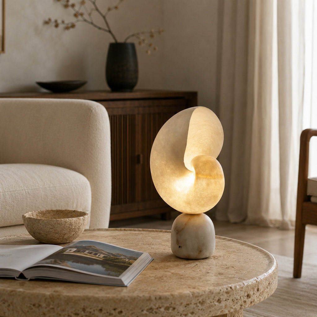 Moderne Alabaster-Tischlampe mit Touch-Steuerung, USB-Ladefunktion und einstellbarer Helligkeit für den Einsatz am Bett | ribuella