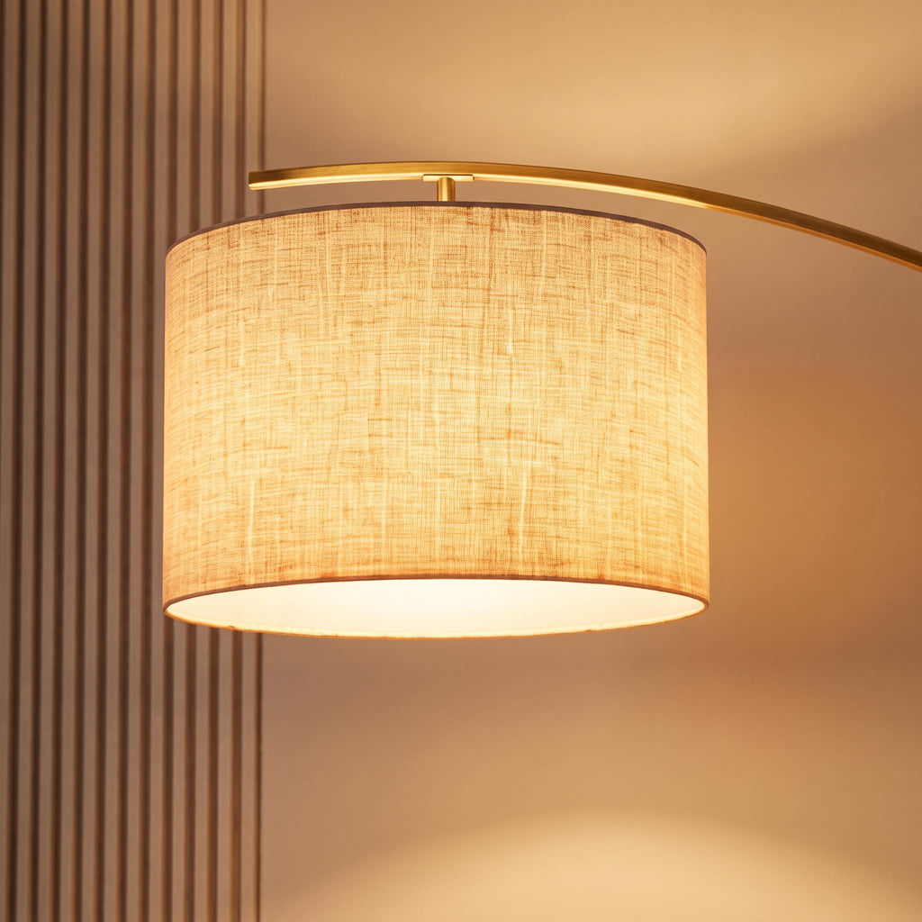 Moderní oblouková stojací lampa s nastavitelným železným tělem, měkkým látkovým stínidlem a světlem napájeným přes USB | ribuella