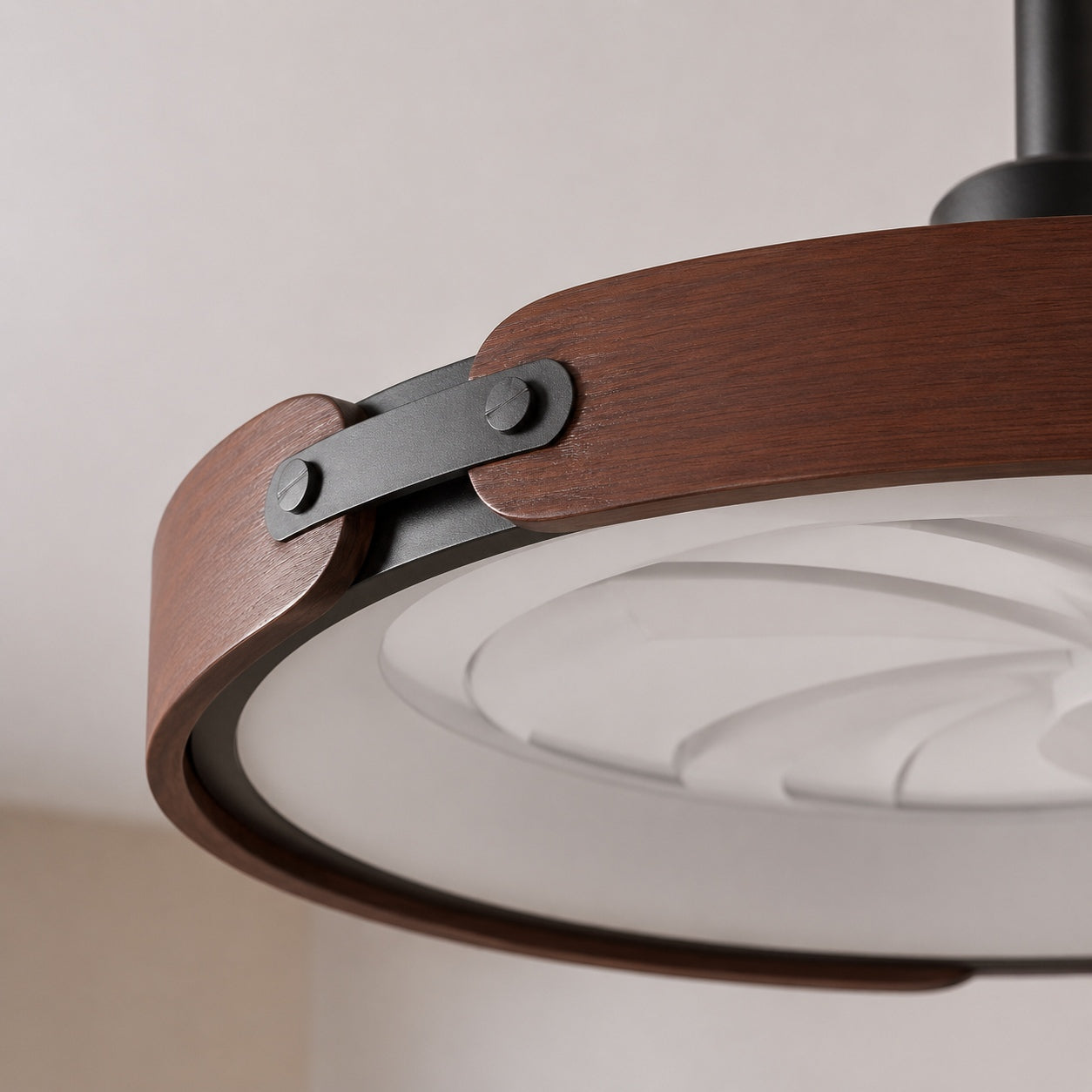Moderní bezlopatkový stropní ventilátor s LED světlem, dřevem a akrylem, s přisazenou montáží, 3stupňovým stmíváním a ovládáním přes aplikaci | ribuella