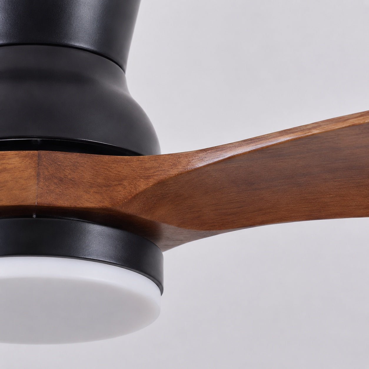 Moderní stropní ventilátor se stmívatelným LED osvětlením, ořechovými dřevěnými lopatkami, dálkovým ovládáním a výkonem 18W | ribuella