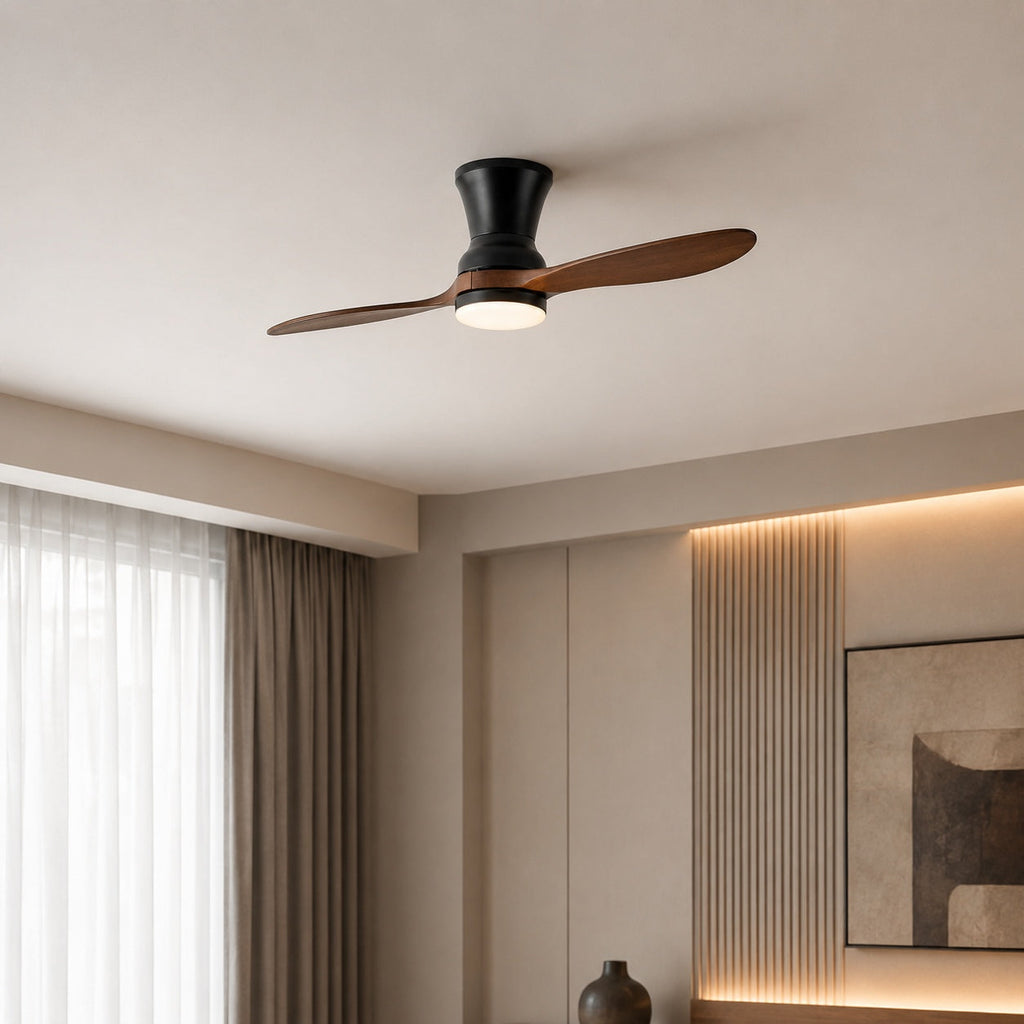 Moderní stropní ventilátor se stmívatelným LED osvětlením, ořechovými dřevěnými lopatkami, dálkovým ovládáním a výkonem 18W | ribuella
