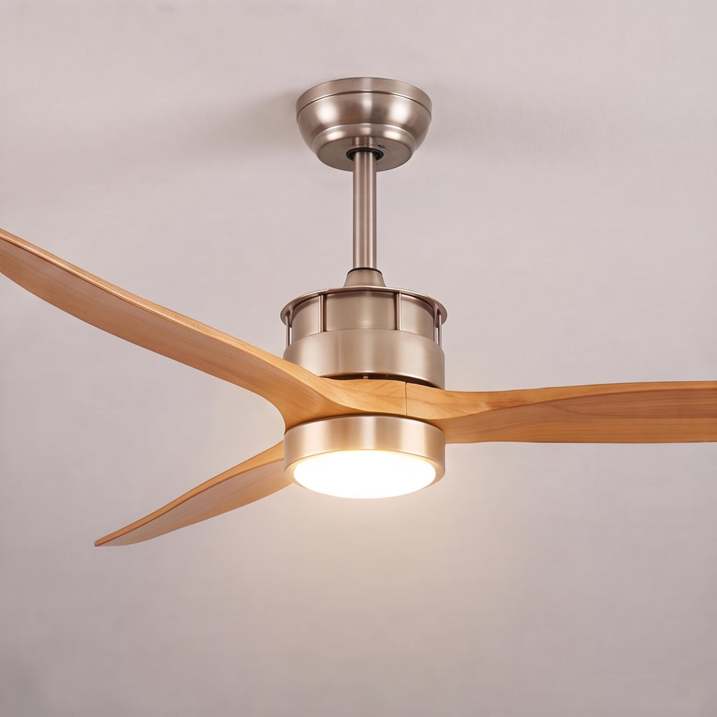 Moderní stropní ventilátor se světly, přisazený, s železným tělem, sklem, dřevěnými lopatkami, LED osvětlením a nastavitelnou rychlostí | ribuella