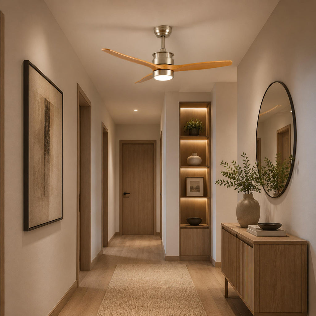 Moderní stropní ventilátor se světly, přisazený, s železným tělem, sklem, dřevěnými lopatkami, LED osvětlením a nastavitelnou rychlostí | ribuella