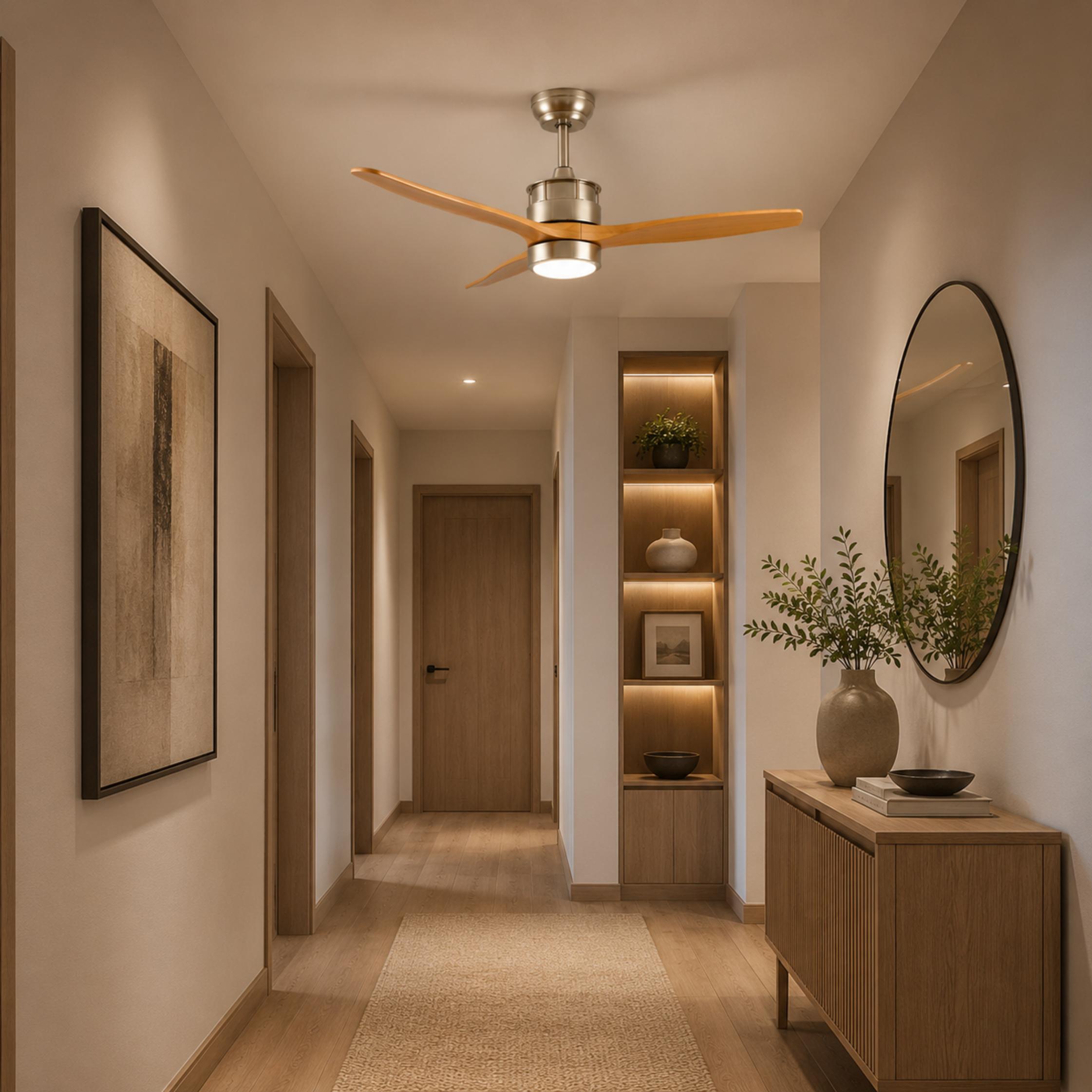 Moderní stropní ventilátor se světly, přisazený, s železným tělem, sklem, dřevěnými lopatkami, LED osvětlením a nastavitelnou rychlostí | ribuella