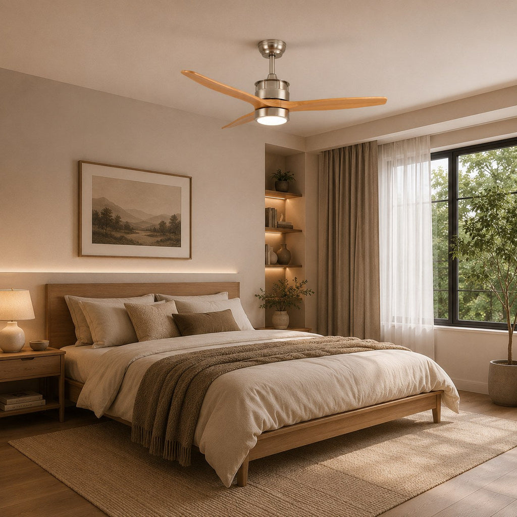 Moderní stropní ventilátor se světly, přisazený, s železným tělem, sklem, dřevěnými lopatkami, LED osvětlením a nastavitelnou rychlostí | ribuella