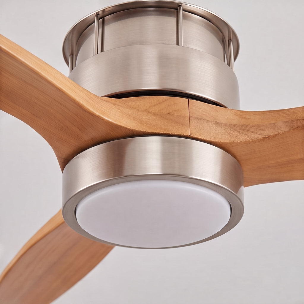 Moderní stropní ventilátor se světly, přisazený, s železným tělem, sklem, dřevěnými lopatkami, LED osvětlením a nastavitelnou rychlostí | ribuella
