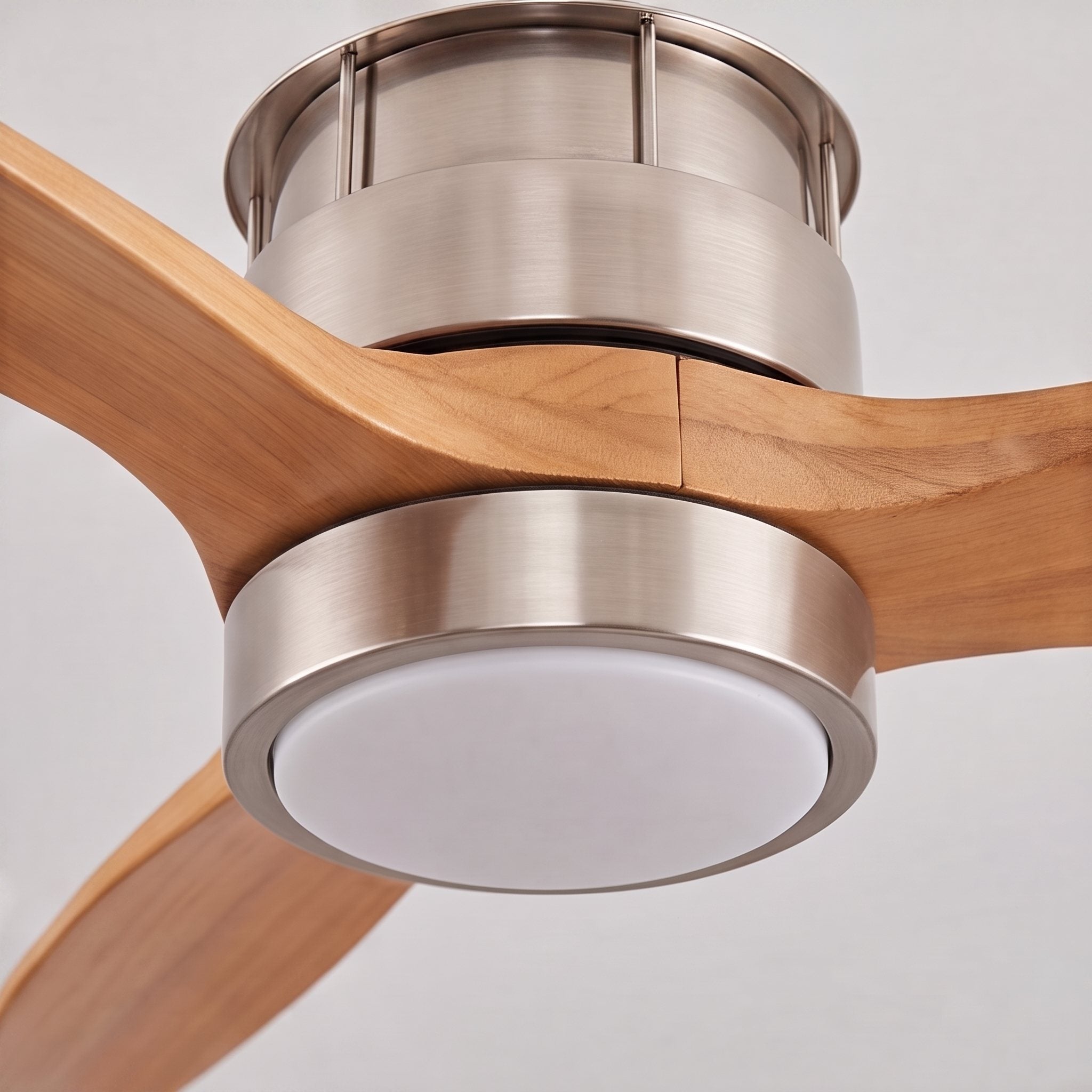 Moderní stropní ventilátor se světly, přisazený, s železným tělem, sklem, dřevěnými lopatkami, LED osvětlením a nastavitelnou rychlostí | ribuella