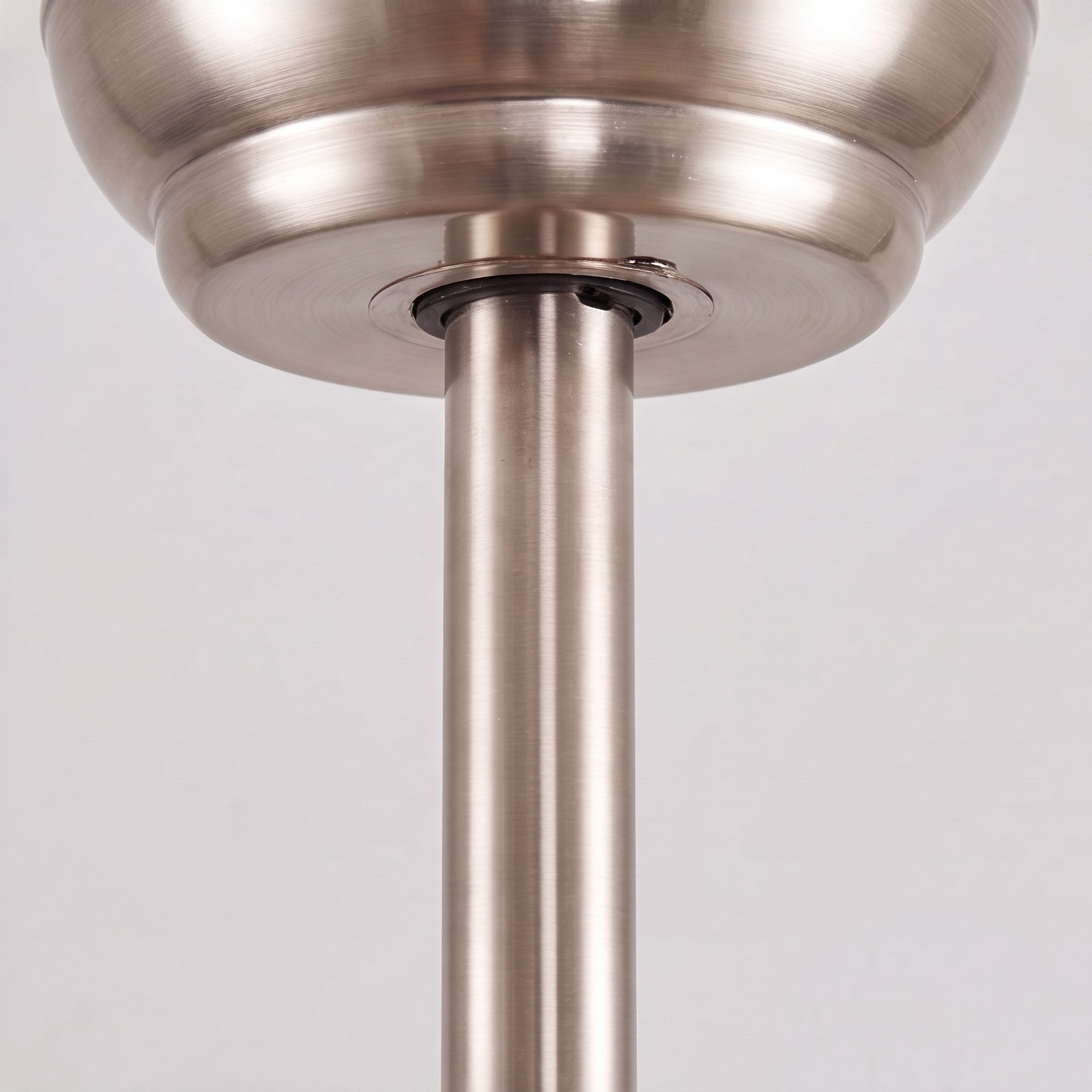 Moderní stropní ventilátor se světly, přisazený, s železným tělem, sklem, dřevěnými lopatkami, LED osvětlením a nastavitelnou rychlostí | ribuella
